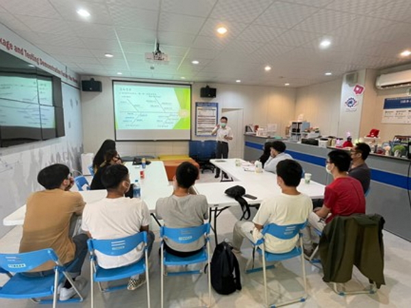 業師在課堂上分享封裝設備實務操作照片