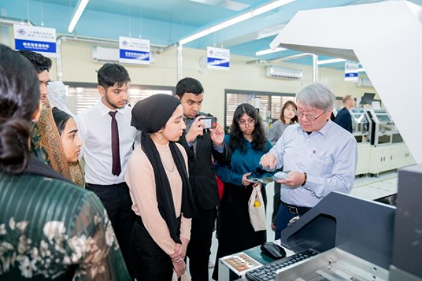 英國青年團參觀基地IC封裝設備實務操作照片