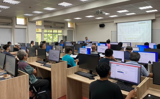 龍華科大「高速傳輸電子構裝技術實務」上課畫面