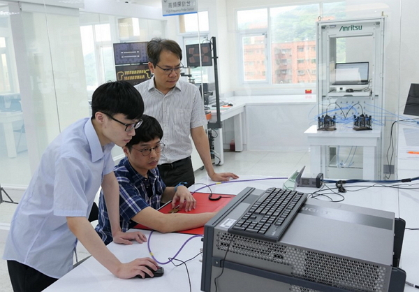 高速傳輸介面電子構裝設計與測試人才及技術培育基地老師指導學生實務操作照片