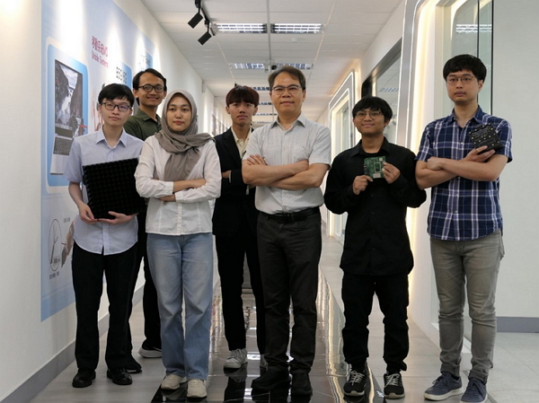 龍華科大陳逸謙副校長與基地實驗室學生合影照片