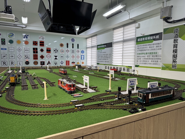 前瞻鐵道機電技術人才培訓基地鐵道教育模擬系統照片。