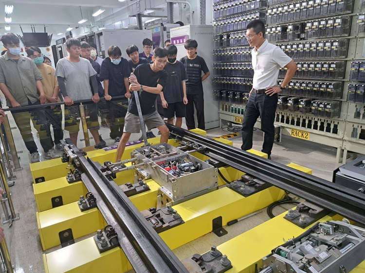 學生於基地訓練設施實地練習與實作照片。