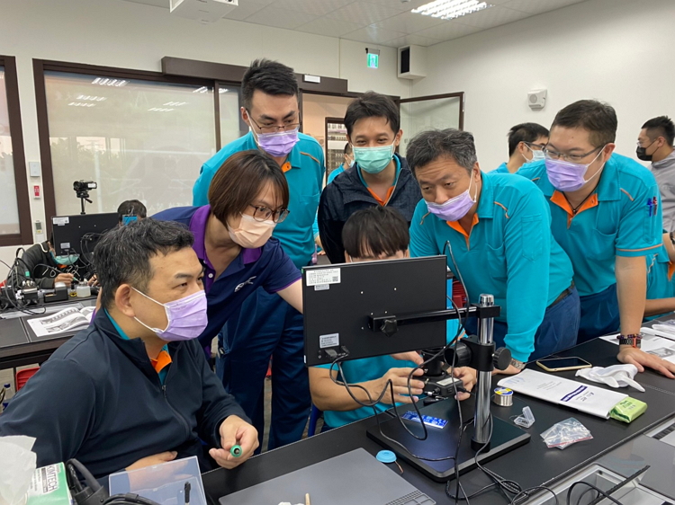 高捷員工到鐵道基地企業包班上課照片。