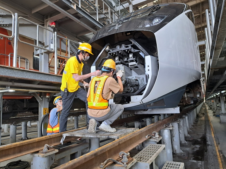 學生到台鐵潮州機廠實務操作照片。