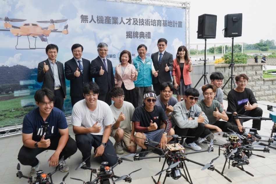 虎科大無人機跨域學程學生合影照片。